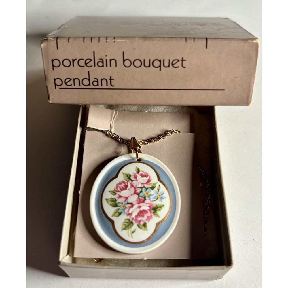 Vintage Avon Porcelain Boutique Pendant Gold Tone Chain Necklace 24" With Box